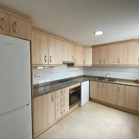 Modern Three Bedroom Flat *